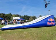 Κλιμένος FMX αερόσακος που προσγειώνεται το τελευταίο σενάριο κατάρτισης για το σαλάχι BMX σνόουμπορντ σκι