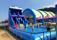 Εμπορικές μπλε διογκώσιμες ολίσθηση και φωτογραφική διαφάνεια με τη μεγάλη πισίνα για τον ενήλικο και τα παιδιά