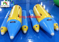 2 οι άνθρωποι ποτίζουν αλιευτικά σκάφη μυγών παιχνιδιών τα διογκώσιμα, διογκώσιμη βάρκα μπανανών PVC
