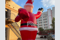 Γιγαντιαίος διογκώσιμος Άγιος Βασίλης με τις διακοσμήσεις δώρων τσαντών Χριστουγέννων υπαίθριες