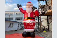 Γιγαντιαίος διογκώσιμος Άγιος Βασίλης με τις διακοσμήσεις δώρων τσαντών Χριστουγέννων υπαίθριες