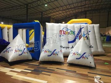 Αεροστεγή διογκώσιμα επιπλέοντα παιχνίδια PVC νερού σημαντήρων τριγώνων με εγκεκριμένη τη CE αεραντλία