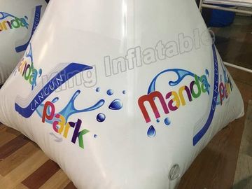 Αεροστεγή διογκώσιμα επιπλέοντα παιχνίδια PVC νερού σημαντήρων τριγώνων με εγκεκριμένη τη CE αεραντλία