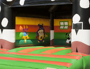 Προσαρμοσμένες μαύρες αγελάδες διογκώσιμο Bouncy Castle 6.6*5.0*5.7m με την ψηφιακή εκτύπωση EN71
