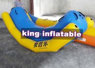 Ανθεκτικό κίτρινο/μπλε διογκώσιμο Seesaw παιχνίδι νερού PVC Totter με τη βάρκα μπανανών