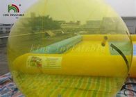 Κίτρινος διογκώσιμος περίπατος σφαιρών στη σφαίρα νερού για τη διασκέδαση παιδιών