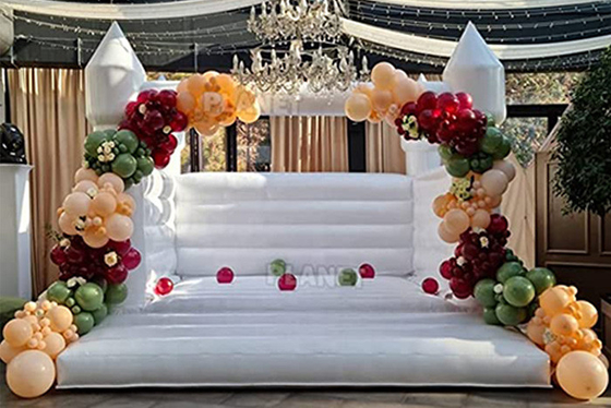 Λευκό φουσκωτό κάστρο γάμου 13 ποδών X 11,5 ποδιών X 10 ποδιών Υπαίθριο πάρτι για ενήλικες